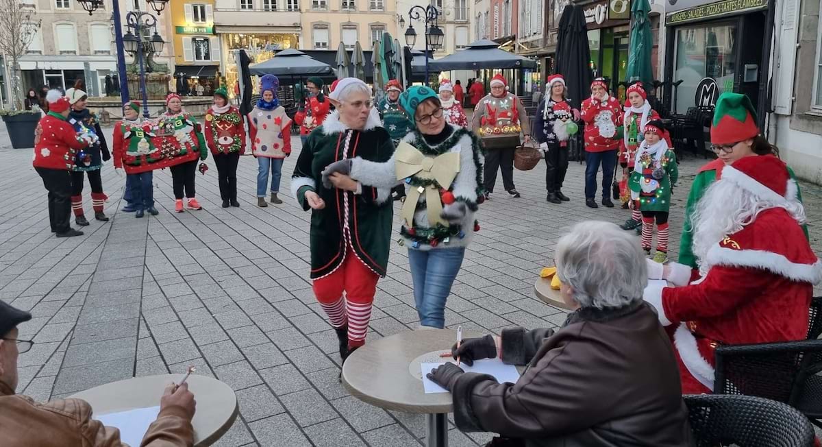 Les pulls moches de Noël colorent le centre-ville