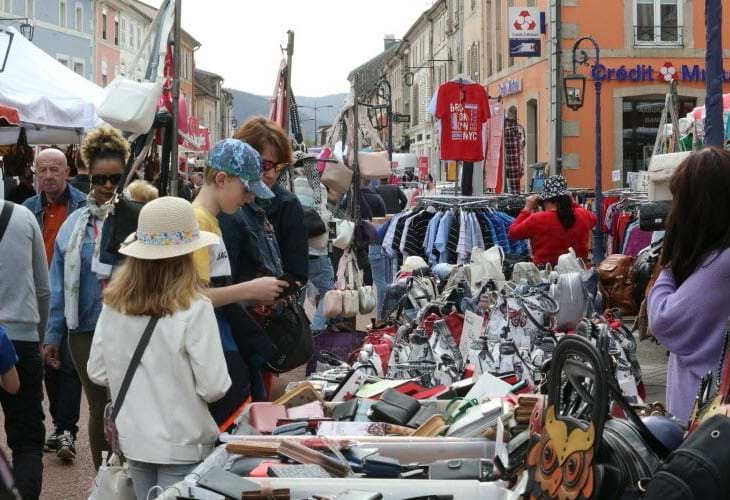 La grande braderie de printemps de Remiremont attire une foule de clients et de promeneurs